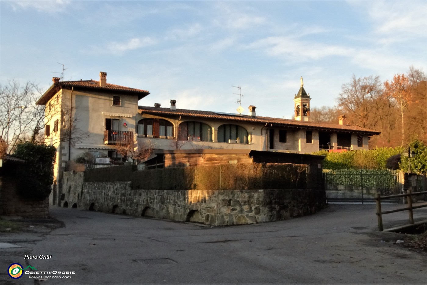 80 Spunta il campanile della Madonna della Castagna.JPG